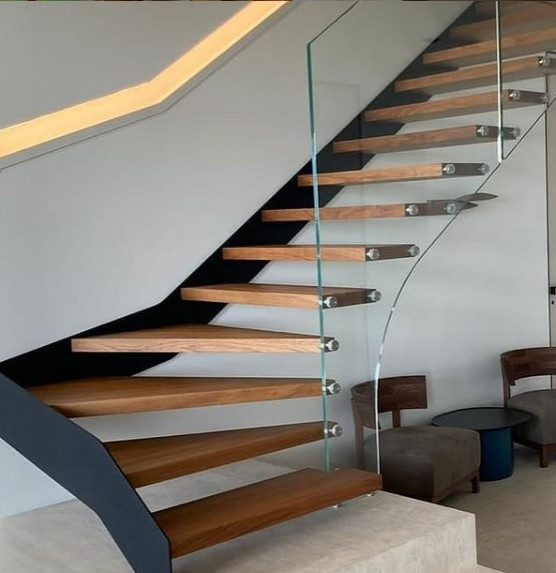 Лестница на тетиве с опорным стеклом (2020)