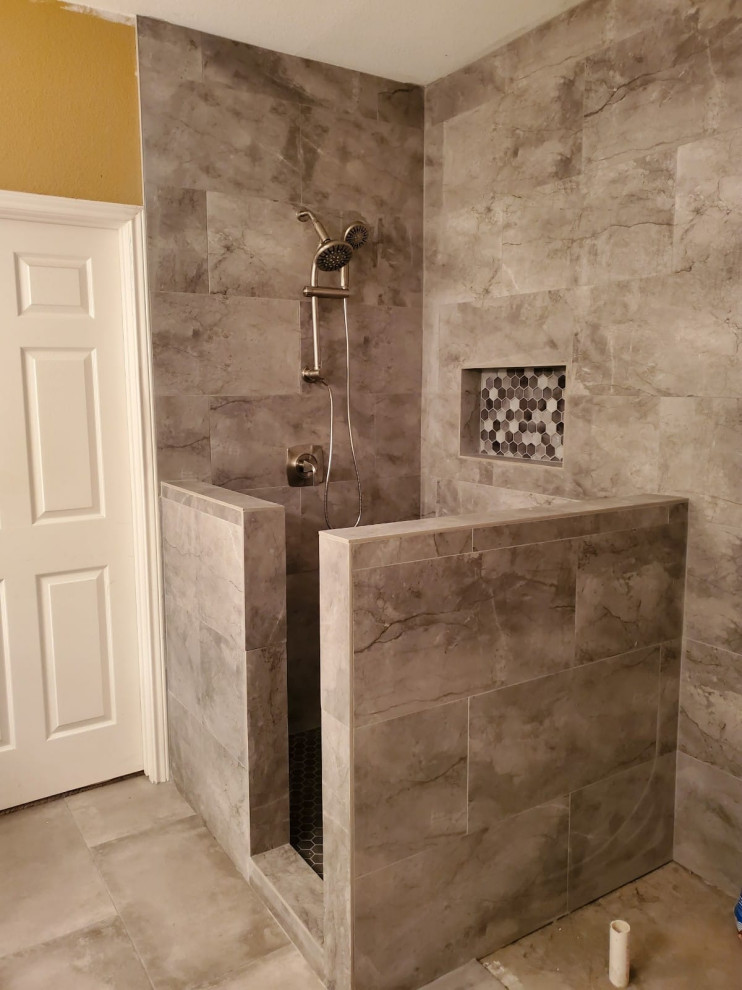 Пример оригинального дизайна: главная ванная комната среднего размера в стиле рустика с отдельно стоящей ванной, угловым душем, коричневой плиткой, керамической плиткой, полом из керамической плитки, душем с распашными дверями и нишей