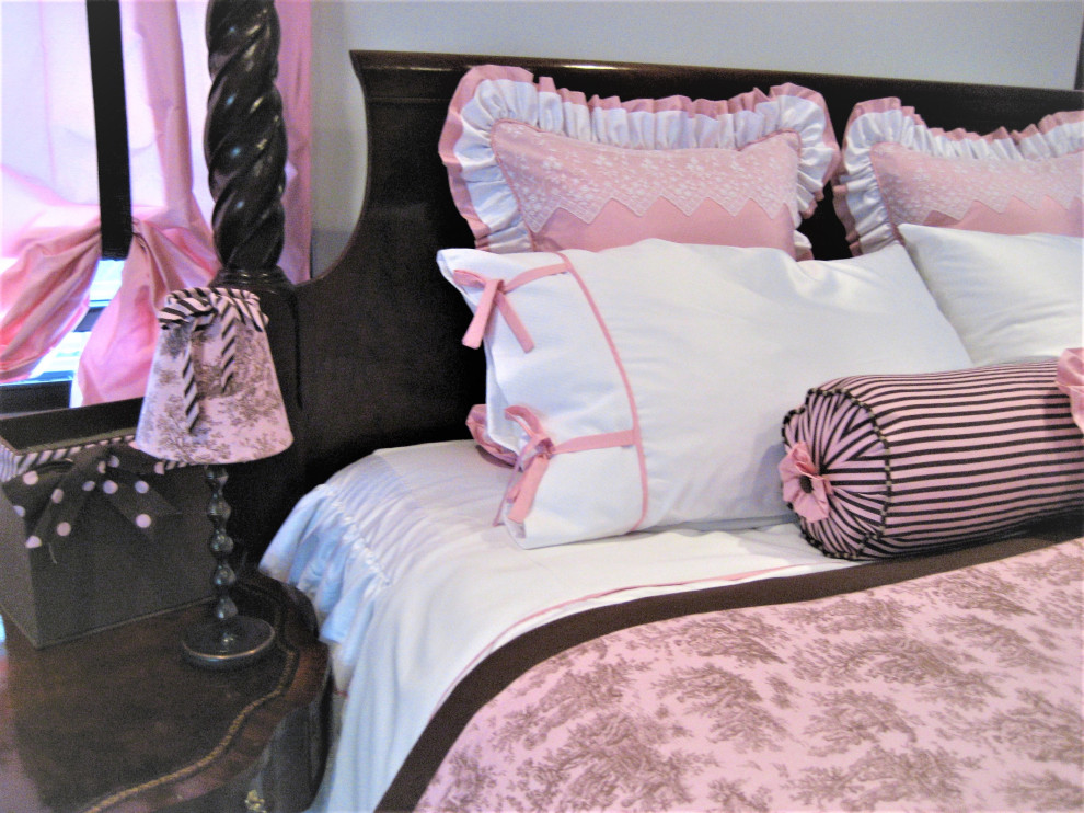 Design ideas for a large traditional kids' bedroom for kids 4-10 years old and girls in New York.
