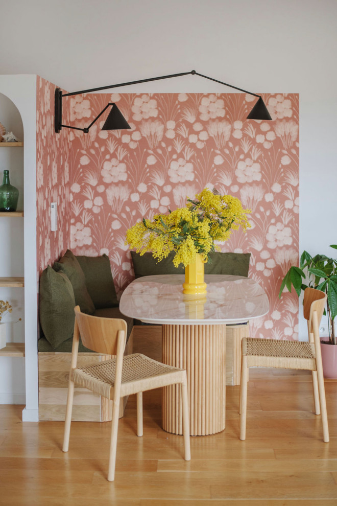 Inspiration for a scandinavian dining room in Montpellier.