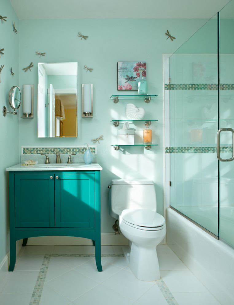 Inspiration for a mid-sized traditional kids bathroom in Boston with a shower/bathtub combo.
