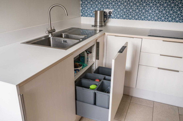Pull-out Bin contemporary-koek