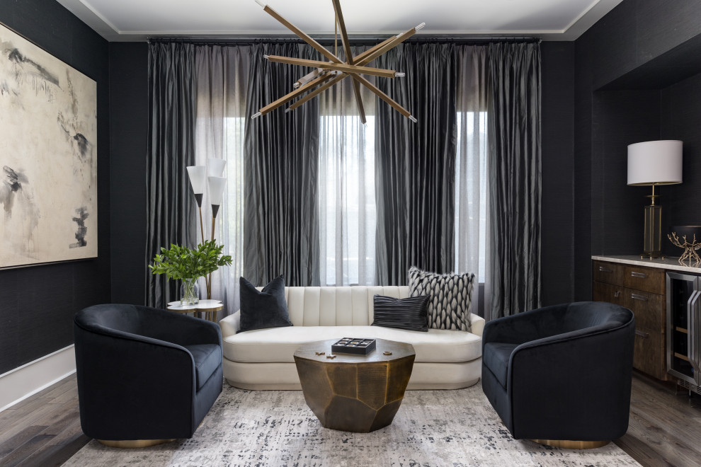 Repräsentatives Modernes Wohnzimmer mit schwarzer Wandfarbe, gefliester Kaminumrandung und Tapetenwänden in Houston