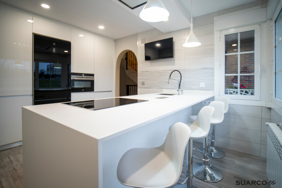 Cocina blanca con península - Modern - Kitchen - Other - by Suarco