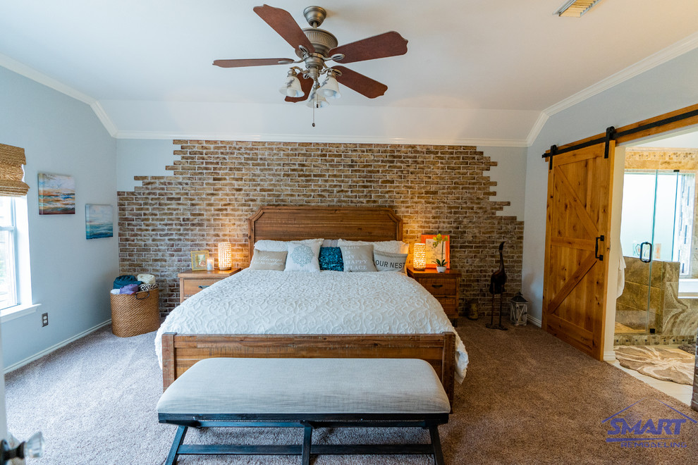 Inspiration pour une chambre traditionnelle de taille moyenne avec un mur gris, aucune cheminée, un sol beige, un plafond à caissons et un mur en parement de brique.
