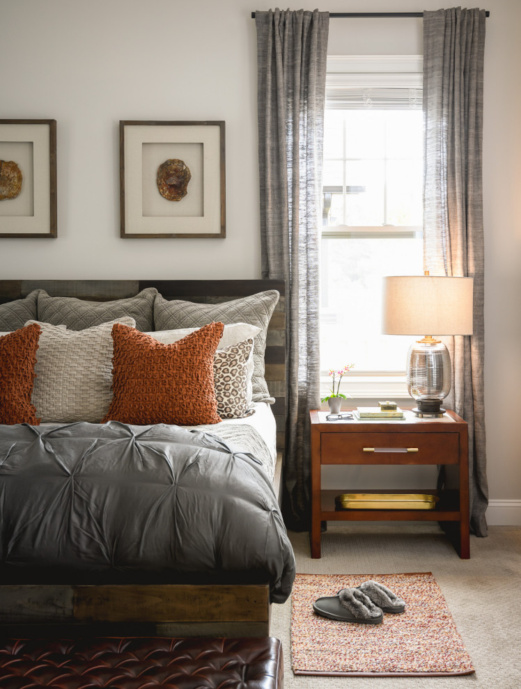 Источник вдохновения для домашнего уюта: хозяйская спальня среднего размера в стиле неоклассика (современная классика) с серыми стенами, ковровым покрытием и бежевым полом