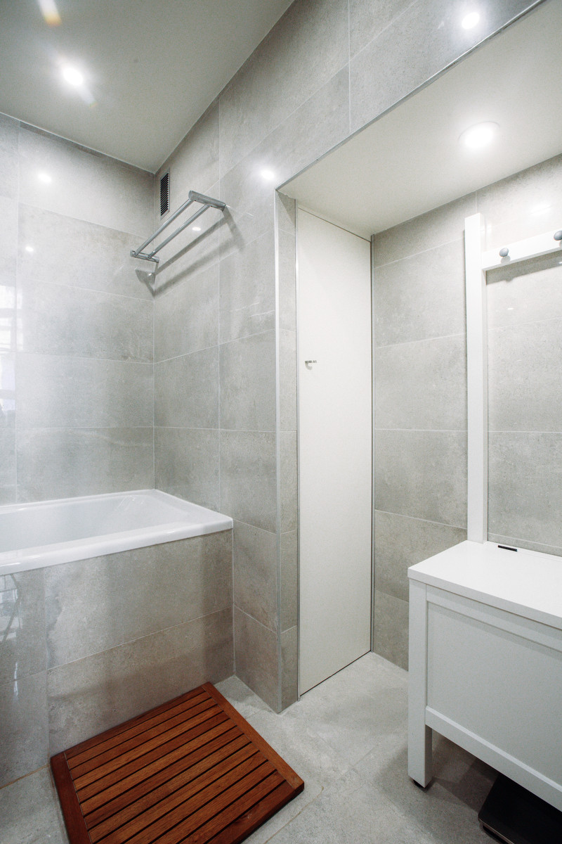 Salle de bain gris et wc blanc