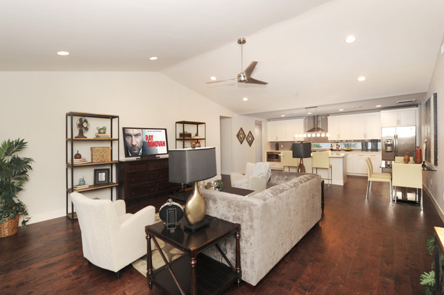 Kitchen - transitional kitchen idea in Phoenix