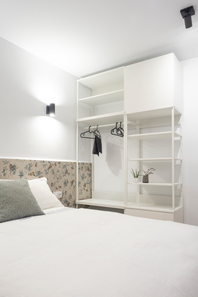 Ejemplo de dormitorio tipo loft nórdico pequeño con paredes blancas, suelo de baldosas de cerámica y suelo beige