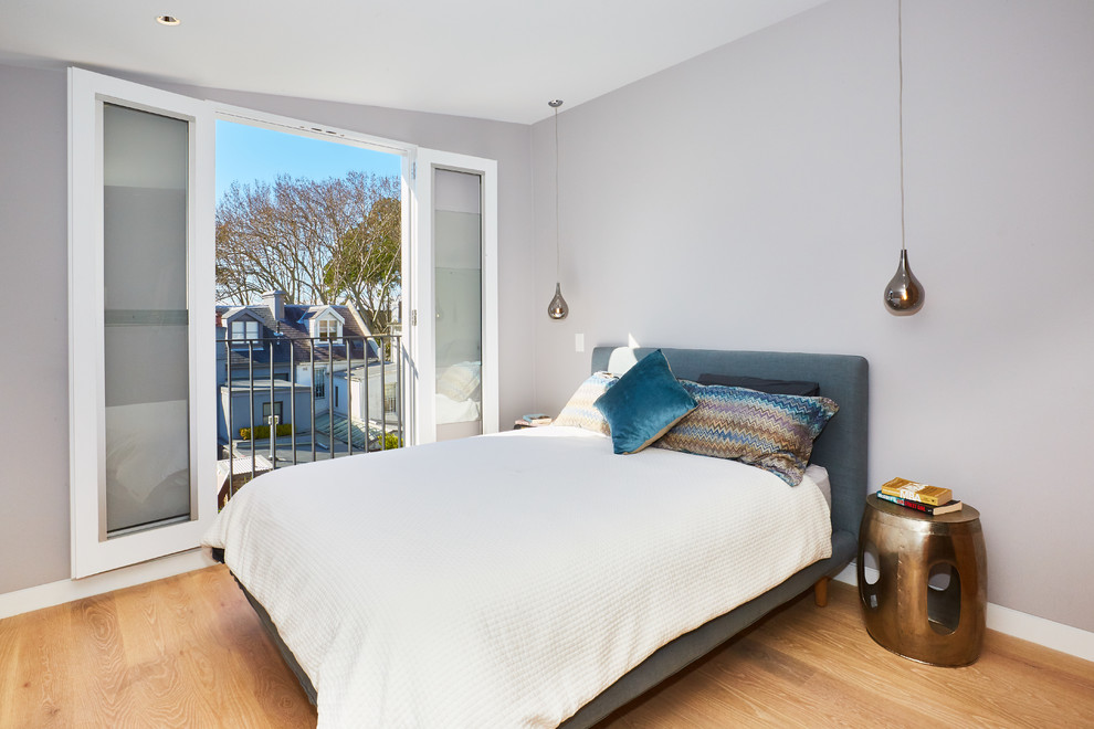 Contemporary guest bedroom in Sydney with grey walls, light hardwood floors and beige floor.