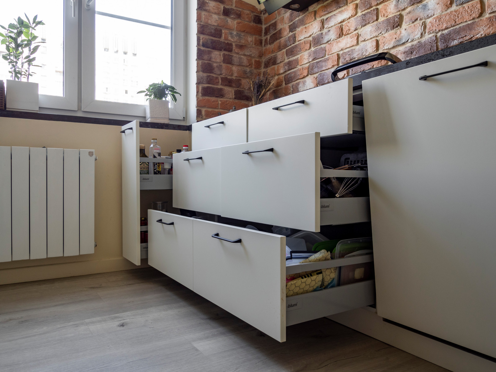 Кухня в стиле неоклассика без верхних модулей