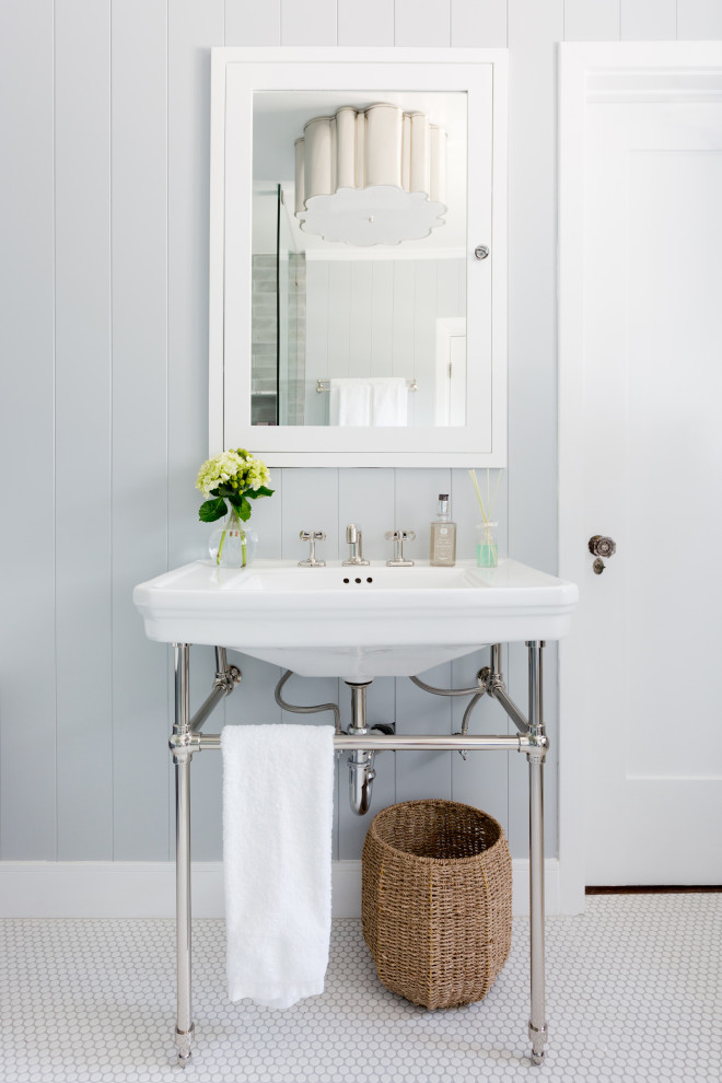 Modelo de cuarto de baño único tradicional con paredes grises, suelo con mosaicos de baldosas, lavabo tipo consola, suelo blanco y machihembrado