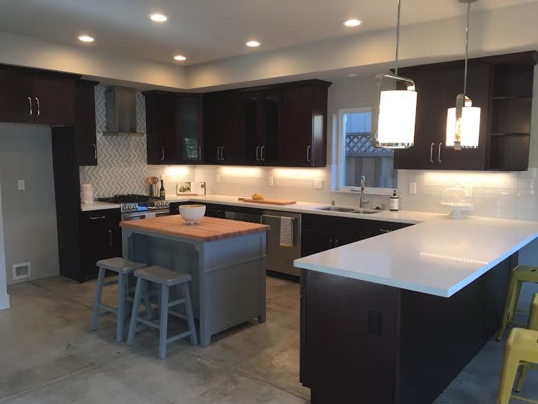 Transitional kitchen photo in Sacramento