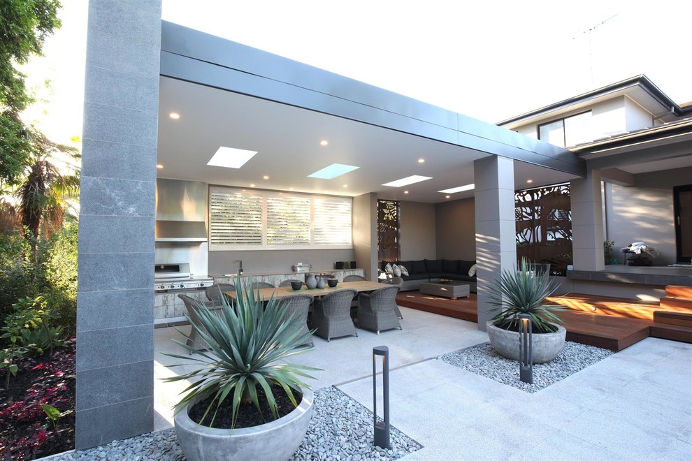 Großer, Unbedeckter Moderner Patio hinter dem Haus mit Feuerstelle und Betonplatten in Sydney