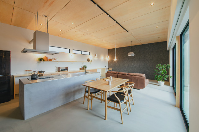 新橋村南の家 moderno-sala-da-pranzo