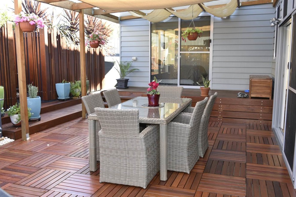 Design ideas for a beach style patio in Wollongong.