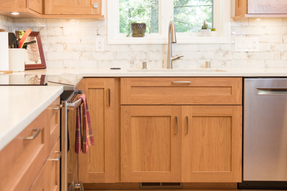 Kitchen - transitional u-shaped kitchen idea with an island