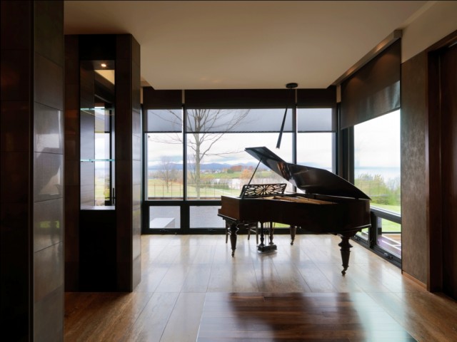 Quaker Bluff Residence rustikal-wohnzimmer