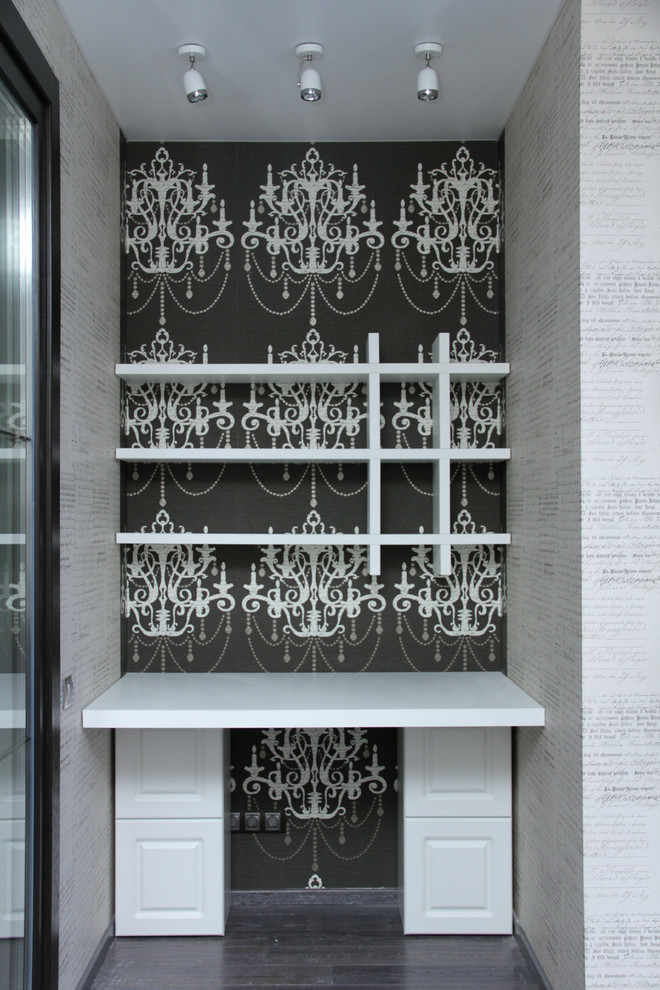 Стол и полки в кабинете