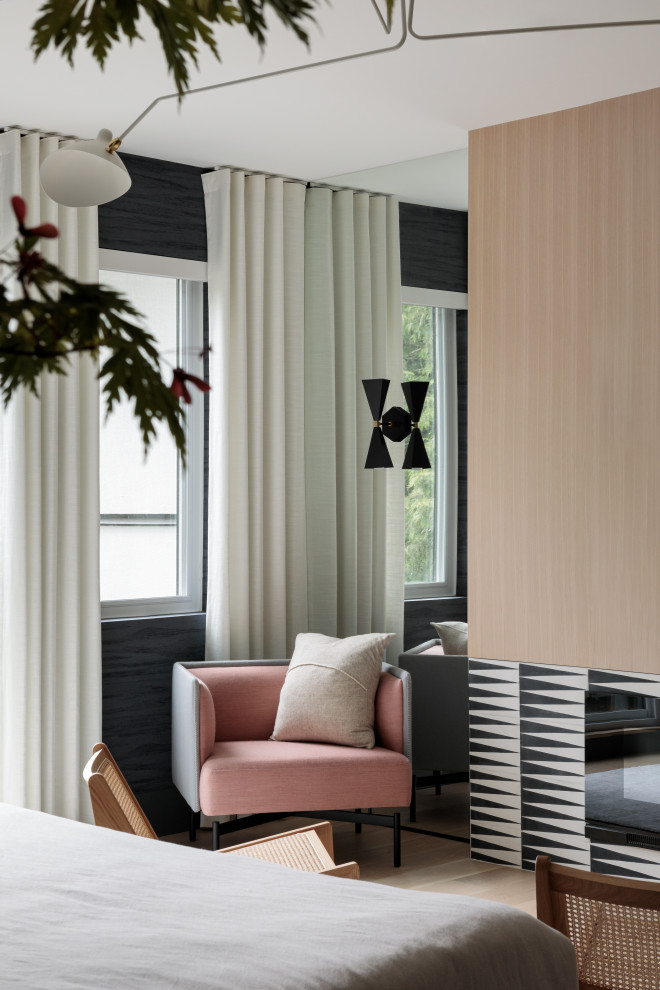 Ispirazione per una camera matrimoniale minimalista di medie dimensioni con pareti multicolore e parquet chiaro
