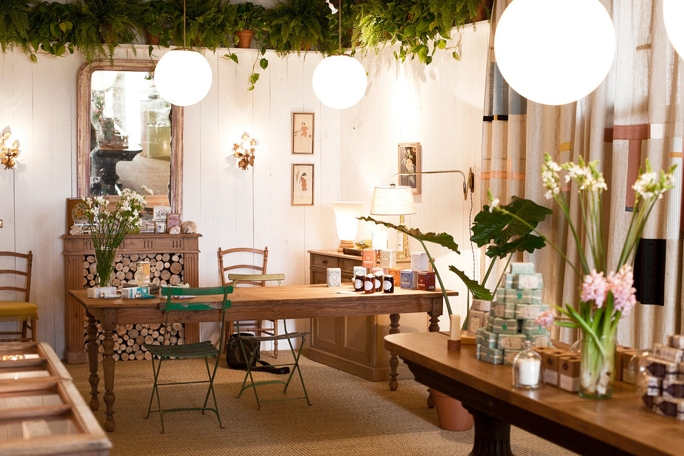 Modelo de comedor romántico de tamaño medio cerrado sin chimenea con paredes blancas y moqueta