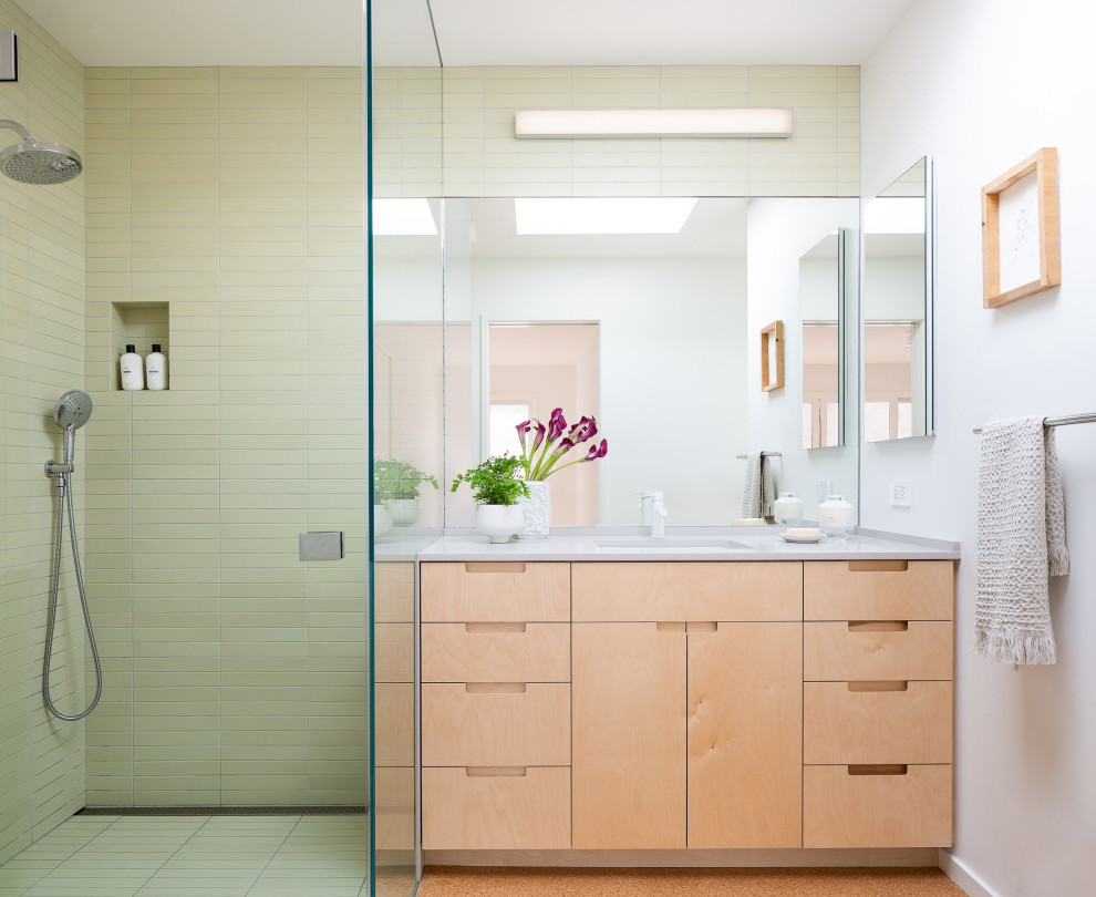 Aménagement d'une salle de bain rétro avec un mur blanc, un plan de toilette gris, meuble simple vasque et meuble-lavabo encastré.