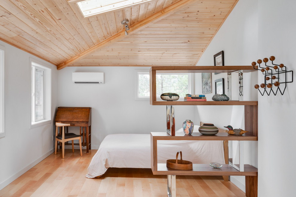 Cette photo montre une petite chambre d'amis éclectique avec un mur blanc, parquet clair, une cheminée ribbon et un plafond en bois.