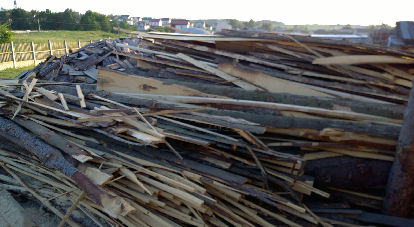 Реечная стена из обрезков дерева