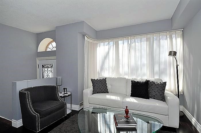 Inspiration for a transitional home design remodel in Toronto