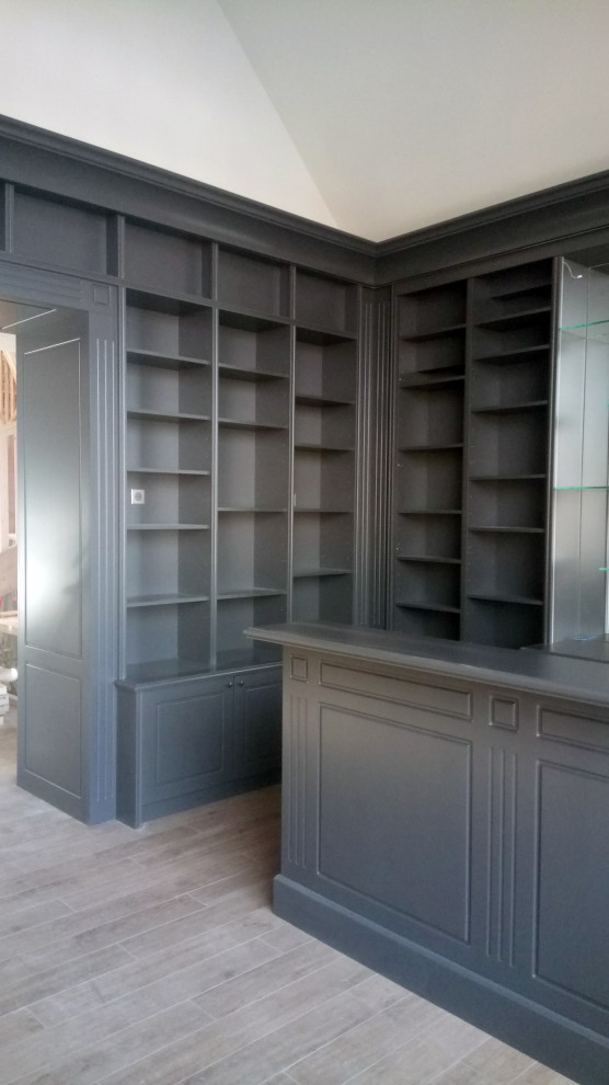 Idée de décoration pour bar de salon avec évier in L With un placard à porte vitrée, des portes de placard grises and un plan de travail gris.