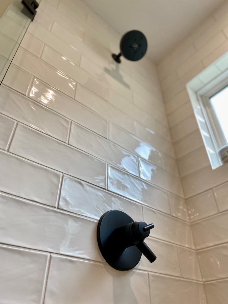 Exempel på ett mellanstort klassiskt vit vitt en-suite badrum, med släta luckor, gröna skåp, en dusch i en alkov, vit kakel, tunnelbanekakel, vita väggar, klinkergolv i porslin, ett integrerad handfat, bänkskiva i akrylsten, grått golv och dusch med gångjärnsdörr