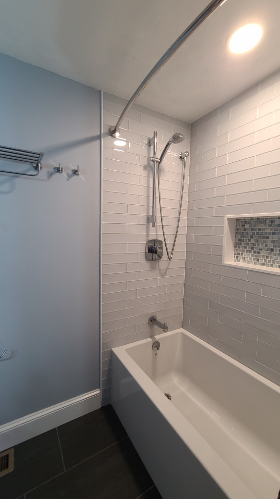 Idéer för att renovera ett mellanstort funkis vit vitt badrum för barn, med släta luckor, skåp i mellenmörkt trä, ett badkar i en alkov, en dusch/badkar-kombination, en toalettstol med separat cisternkåpa, grå kakel, grå väggar, klinkergolv i porslin, ett integrerad handfat, bänkskiva i akrylsten, brunt golv, dusch med duschdraperi och glaskakel