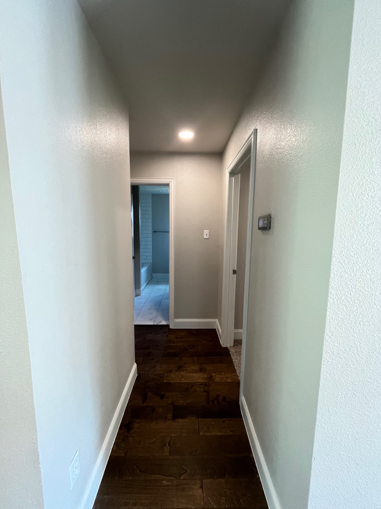 Example of a transitional hallway design in Dallas