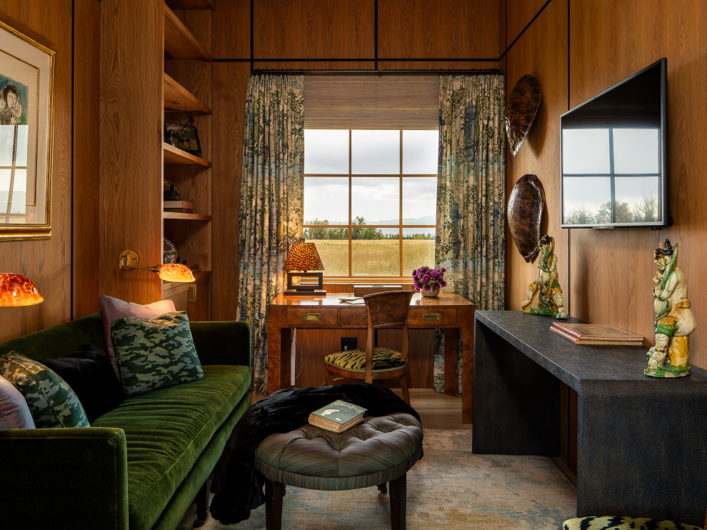 Esempio di uno studio country con pareti marroni, parquet chiaro, scrivania autoportante, pavimento beige e pareti in legno