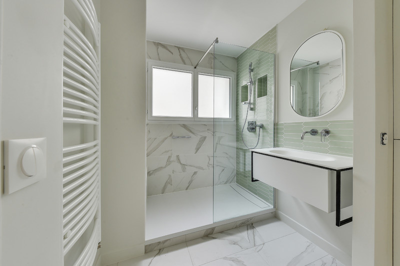Esempio di una piccola stanza da bagno con doccia contemporanea con ante bianche, doccia aperta, top bianco e panca da doccia