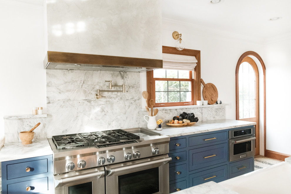 Transitional kitchen photo in Seattle