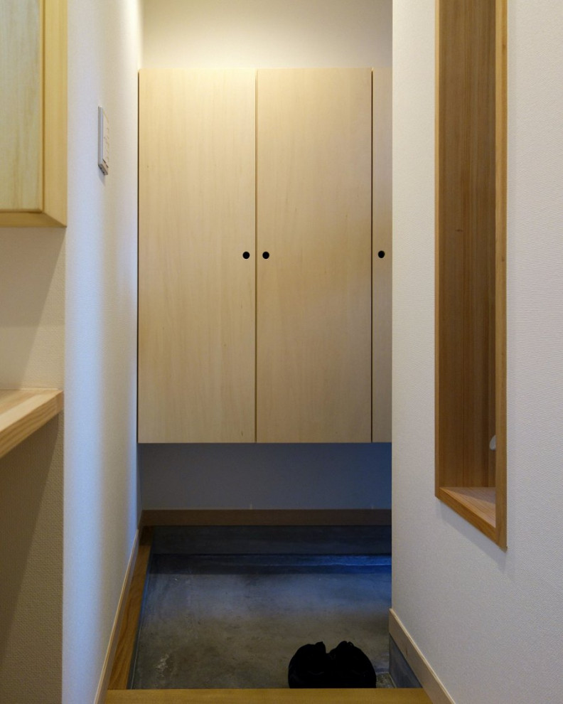 Exemple d'une petite entrée tendance avec un couloir, un mur blanc, un sol en contreplaqué, une porte simple, une porte en bois brun, un sol marron, un plafond en papier peint et du papier peint.