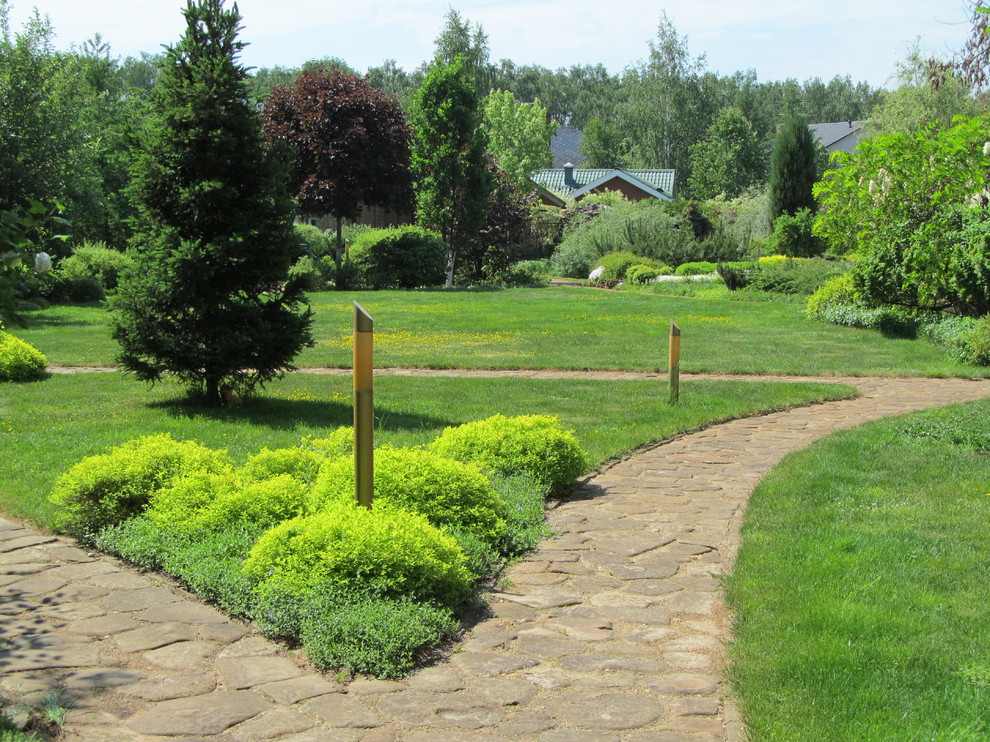 Развилка дорожек  из натурального камня.