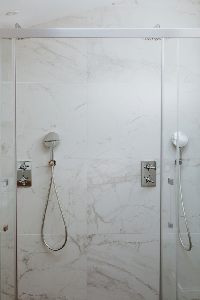 Inspiration för ett maritimt vit vitt en-suite badrum, med en dubbeldusch, en vägghängd toalettstol, vit kakel, marmorkakel, vita väggar, klinkergolv i terrakotta, ett avlångt handfat, svart golv och dusch med skjutdörr