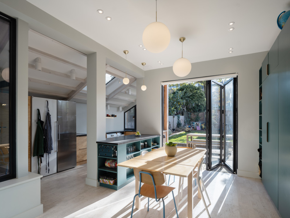 Foto di una piccola sala da pranzo aperta verso la cucina moderna con pareti grigie, pavimento in sughero, pavimento grigio e travi a vista