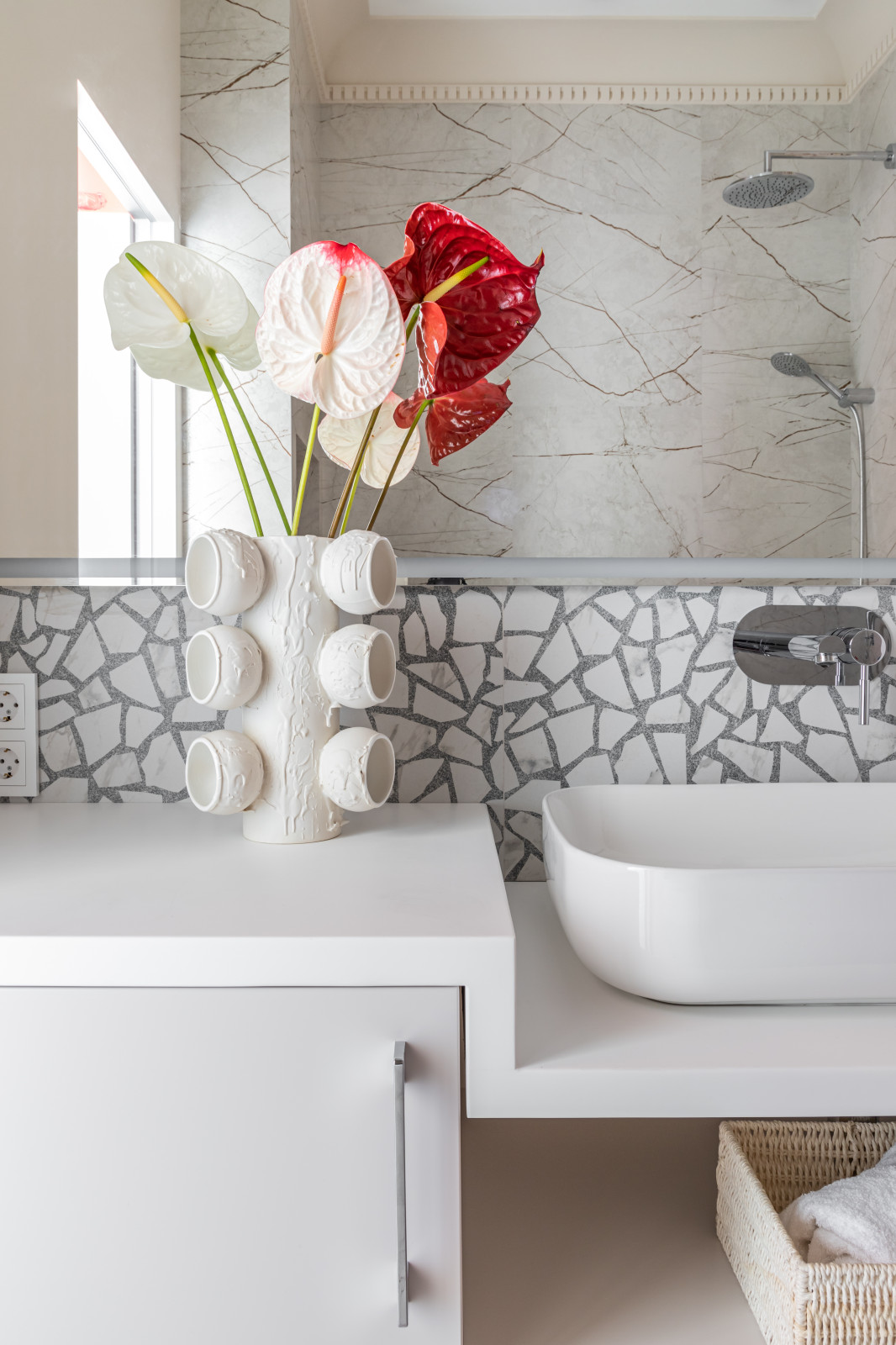 Цвет, неон и греческие богини - современная квартира 35 м² для блогера в Москве