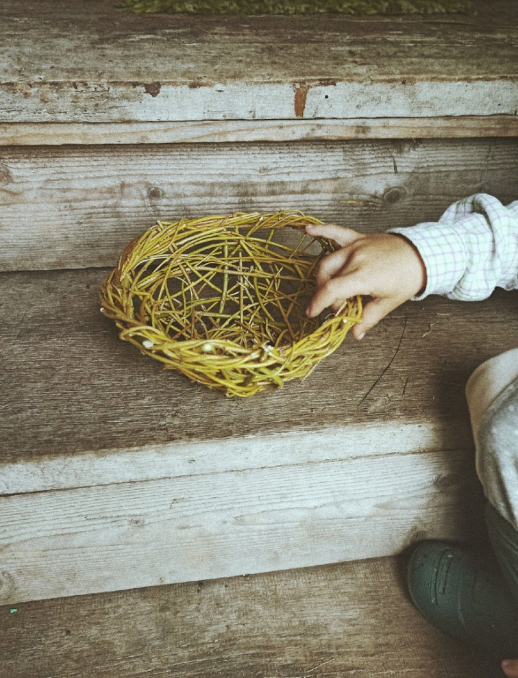 Тарелка плетеная из ивовой лозы в свободной технике