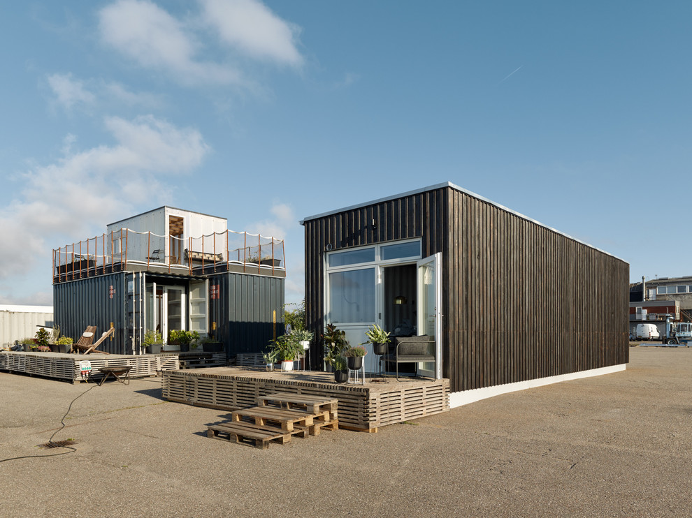 This is an example of an industrial one-storey exterior in Copenhagen with metal siding and a flat roof.