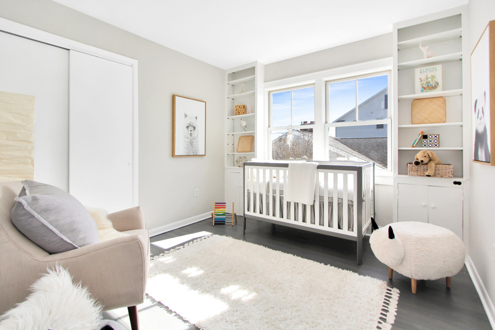 Идея дизайна: нейтральная комната для малыша среднего размера в морском стиле с белыми стенами, паркетным полом среднего тона и серым полом