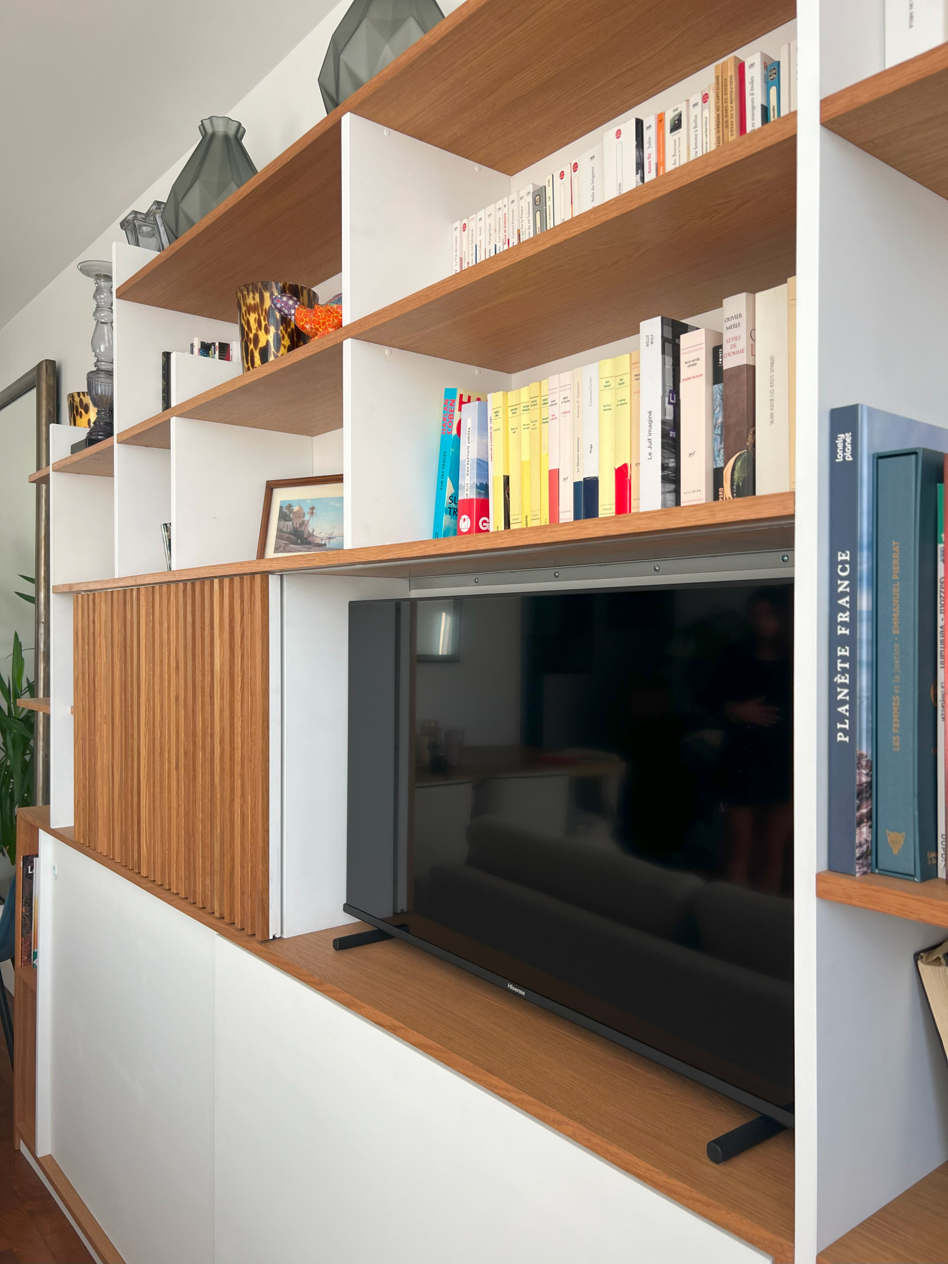 Bibliothèque-sur-mesure avec cache-tv et cache-radiateur