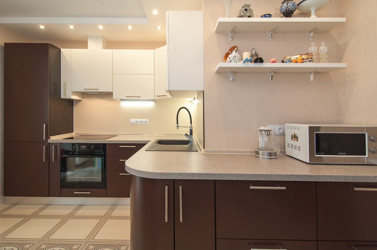 Кухня в бело-шоколадных тонах