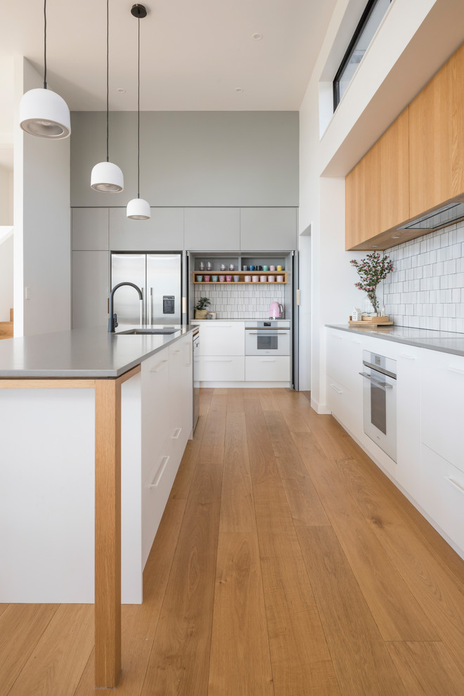 Inspiration for a modern kitchen in Auckland.