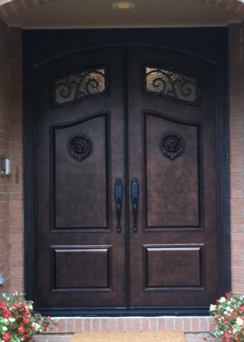Foto de puerta principal de estilo americano grande con puerta doble y puerta marrón