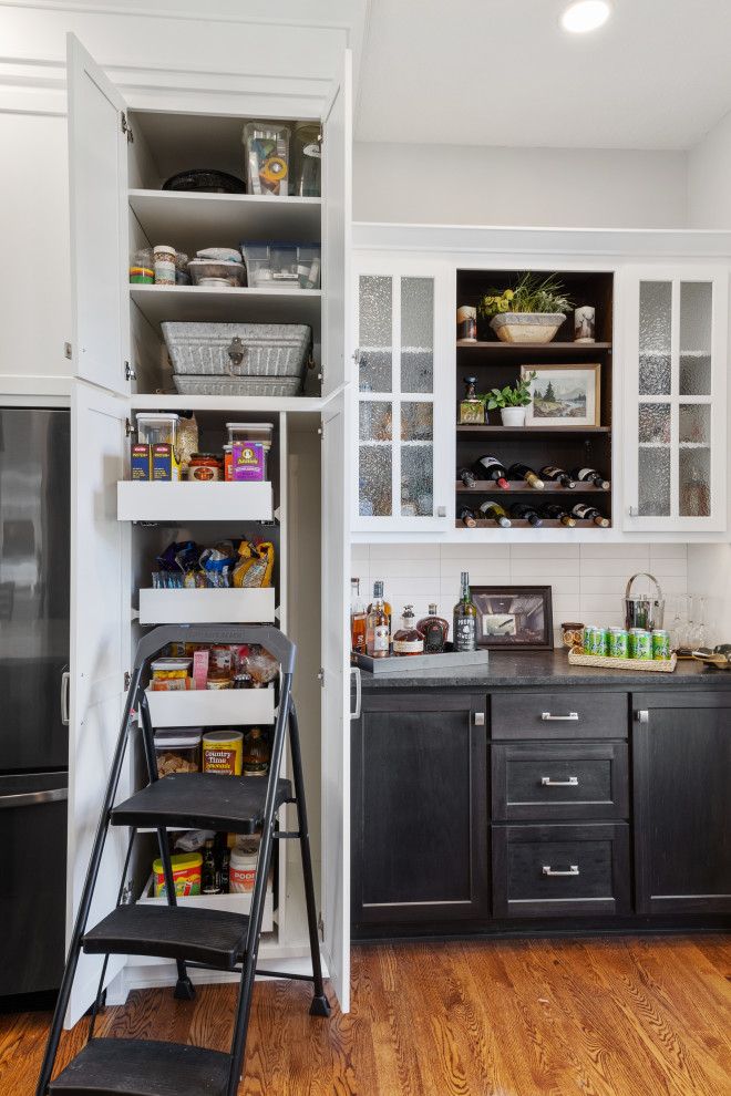 Transitional home design photo in Minneapolis