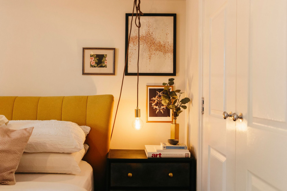 Источник вдохновения для домашнего уюта: хозяйская спальня среднего размера: освещение с желтыми стенами, ковровым покрытием и бежевым полом